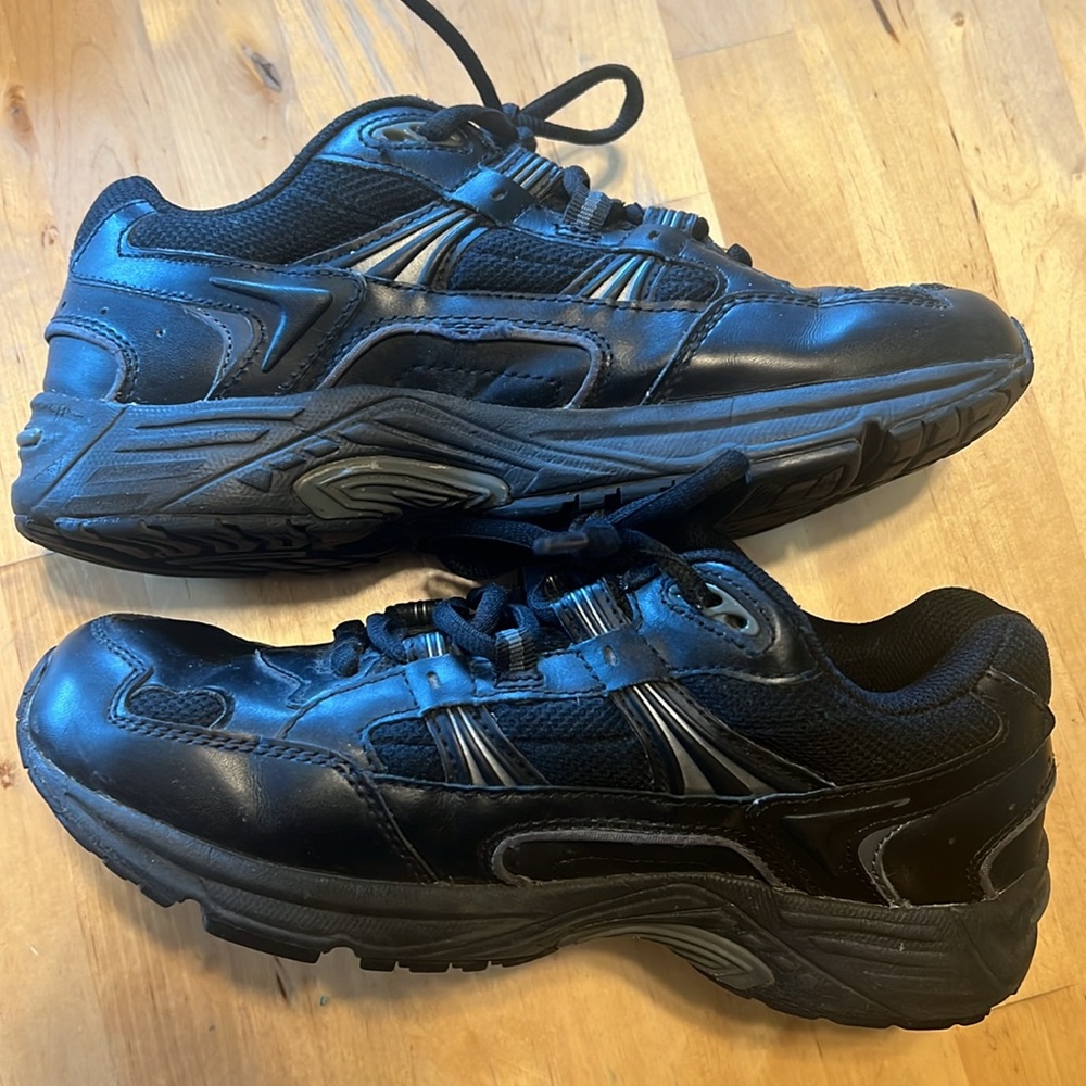 VIONIC Walker Women’s Black Comfort Walking Shoe Size 7